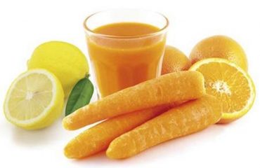 Suco de cenoura, limão e laranja 3 tres ingredientes
